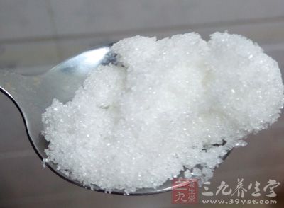 250ML的盒裝牛奶，1/2小勺鹽，4大勺白沙糖