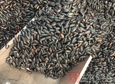 材料:黑米60克 材料:黑米60克