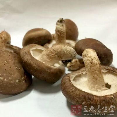 火龍果1個,香菇丁,胡蘿卜丁,黃瓜丁,玉米粒 火龍果1個,香菇丁,胡蘿卜丁,黃瓜丁,玉米粒