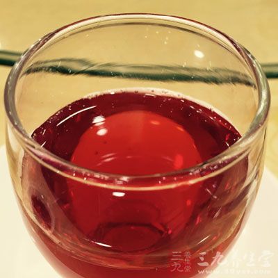 紅酒倒入鍋中，放入冰糖、肉桂粉，煮至冰糖溶化