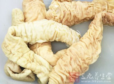 豬大腸300公克,鹽1茶匙,白醋3大匙 豬大腸300公克,鹽1茶匙,白醋3大匙
