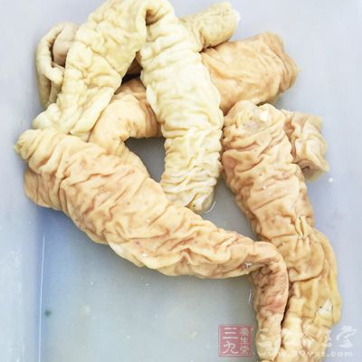 豬淨熟肥腸250克,水發玉蘭片10克 豬淨熟肥腸250克,水發玉蘭片10克