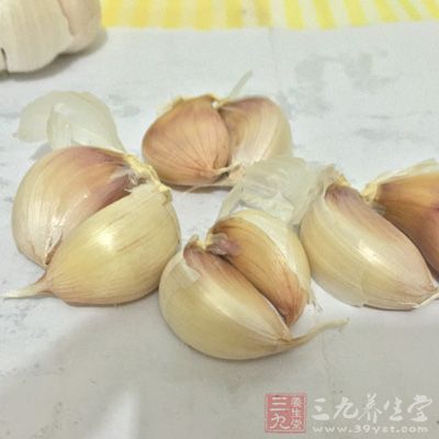 雞翅,蒜,姜片,料酒,生抽,老抽,鹽,黑胡椒,蜂蜜,香葉碎 雞翅,蒜,姜片,料酒,生抽,老抽,鹽,黑胡椒,蜂蜜,香葉碎
