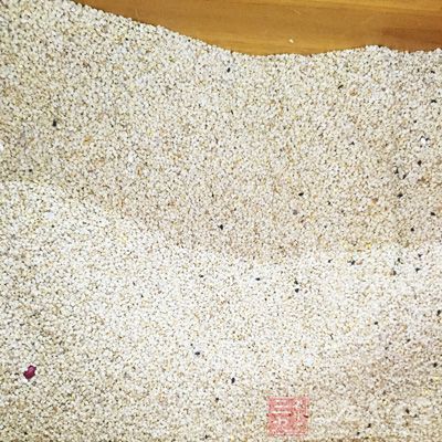 混合好的香料辣椒面內加入適量的白芝麻