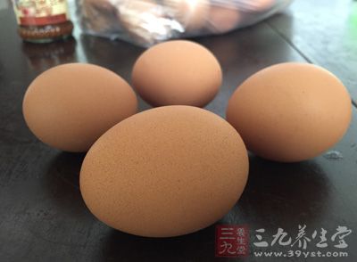 雞蛋四只、食用油三勺、牛奶三勺、面粉100g、白醋、白糖