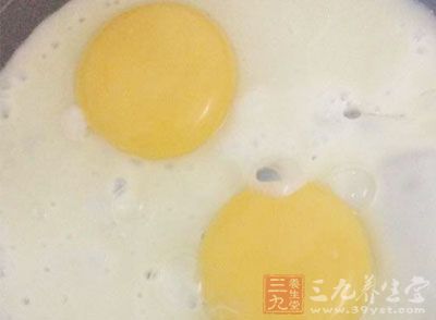 首先將准備好的雞蛋在鍋中煎好鏟出備用