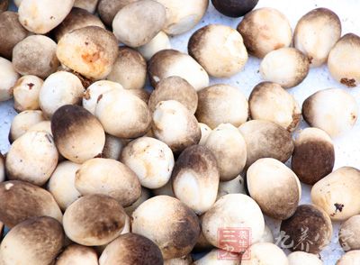 豆苗500克,草菇8只,皮蛋1只,熟鹹蛋1只 豆苗500克,草菇8只,皮蛋1只,熟鹹蛋1只