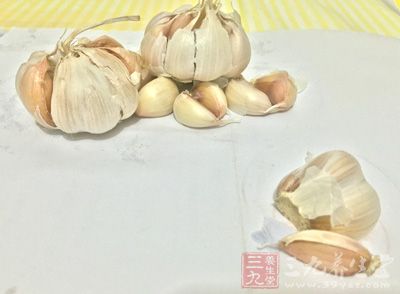 朝天椒500克,大蒜250克,生姜30克,白糖30克 朝天椒500克,大蒜250克,生姜30克,白糖30克