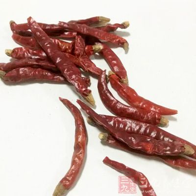 新鮮紅辣椒1.7斤,大蒜兩頭,姜一塊,高度白酒一兩,鹽適量 新鮮紅辣椒1.7斤,大蒜兩頭,姜一塊,高度白酒一兩,鹽適量