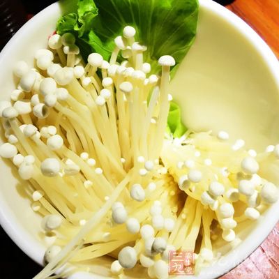 金針菇100g,剁椒適量,白菜葉5片 金針菇100g,剁椒適量,白菜葉5片