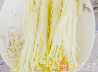 剁椒、金針菇、白醋、芝麻油,少許鹽,橄榄油 剁椒、金針菇、白醋、芝麻油,少許鹽,橄榄油
