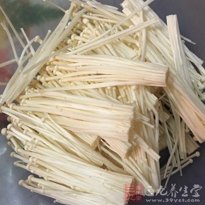 金針菇300克,生抽、鹽、醋、香油 金針菇300克,生抽、鹽、醋、香油