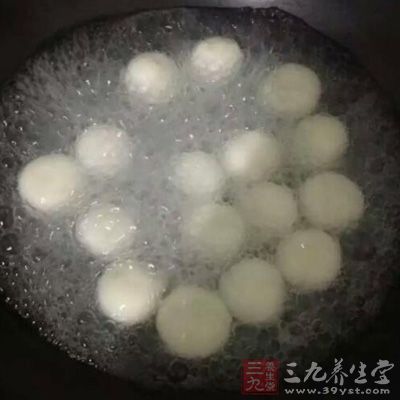 煮到元宵漂在水的表面,改用小火慢煮,直到元宵熟 煮到元宵漂在水的表面,改用小火慢煮,直到元宵熟