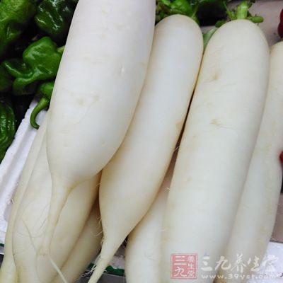 鴨腿肉兩塊,白蘿卜一根,老姜一塊,蒜瓣五六個 鴨腿肉兩塊,白蘿卜一根,老姜一塊,蒜瓣五六個