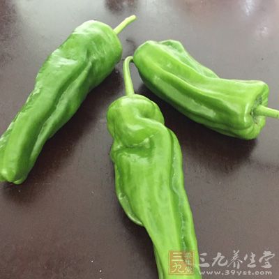 雞胸肉150公克,青椒60公克,干辣椒20公克,姜10公克 雞胸肉150公克,青椒60公克,干辣椒20公克,姜10公克