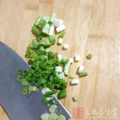 整雞一只或雞腿一盒,花椒和干辣椒(1:4),蔥,熟芝麻 整雞一只或雞腿一盒,花椒和干辣椒(1:4),蔥,熟芝麻
