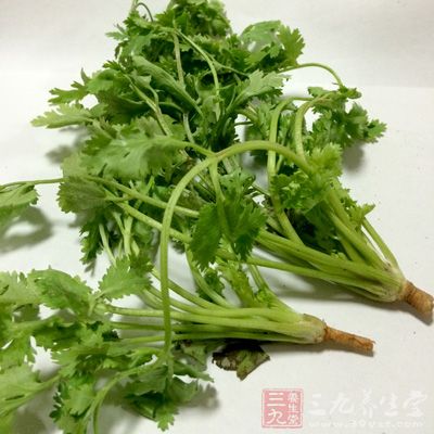 豬耳朵1對,香菜2棵,蒜苗1棵,蔥1根 豬耳朵1對,香菜2棵,蒜苗1棵,蔥1根