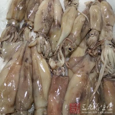 鱿魚200克,雞蛋1個,小麥面粉30克 鱿魚200克,雞蛋1個,小麥面粉30克