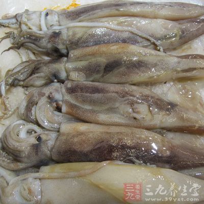 鱿魚1只,糯米1杯,日本飯素少許,鹽小勺,蔥末2湯勺,白芝麻2湯勺,澱粉漿少許 鱿魚1只,糯米1杯,日本飯素少許,鹽小勺,蔥末2湯勺,白芝麻2湯勺,澱粉漿少許