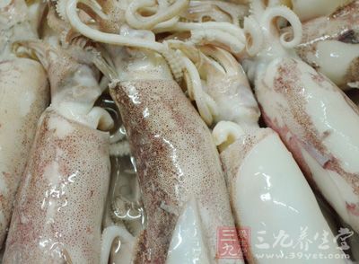 大鱿魚1只、黑木耳3片、紅蘿卜適量、鹽1小勺 大鱿魚1只、黑木耳3片、紅蘿卜適量、鹽1小勺