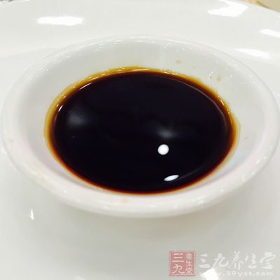 糯米飯,鱿魚,鹽,生抽,香腸,香菇 糯米飯,鱿魚,鹽,生抽,香腸,香菇