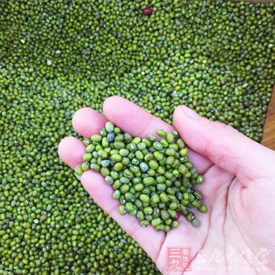 花螺7個,雞脯肉200克,青豆20克 花螺7個,雞脯肉200克,青豆20克