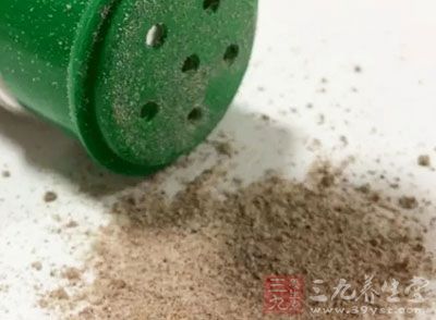 鹽，白糖，干澱粉，蔥末，料酒，胡椒粉