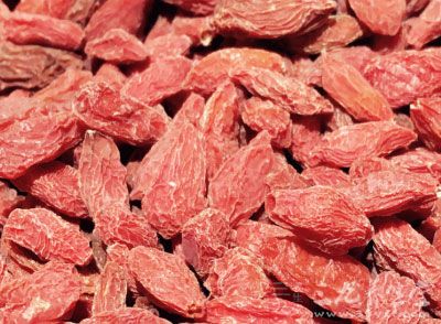接著將處理好的梨中間掏空，放入適量的冰糖、枸杞備用