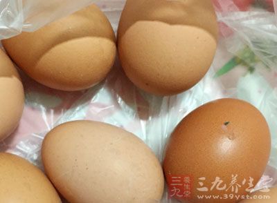 雞蛋取蛋黃，與糖一起打成泡泡糊