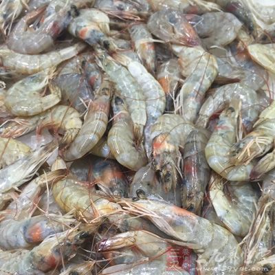蝦500克，白糖少量，姜，蒜，料酒適量