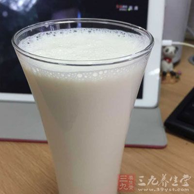 4個蛋黃，白糖，牛奶，湯勺，水果
