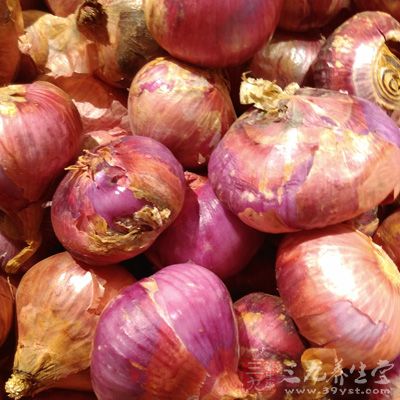 洋蔥,胡蘿卜,熏肉火腿腸,橄榄油 洋蔥,胡蘿卜,熏肉火腿腸,橄榄油