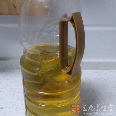大土豆1個,中等紅蘿卜1個,五香干6塊,油,鹽,糖,醬油,磨菇精 大土豆1個,中等紅蘿卜1個,五香干6塊,油,鹽,糖,醬油,磨菇精