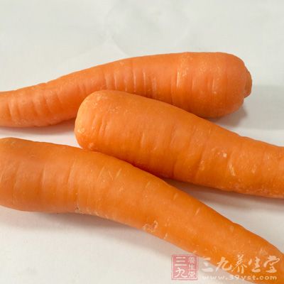 裡幾肉一塊，雞腿菇半個，胡蘿卜半根