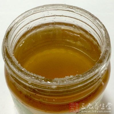 將熟花生仁打成粉，加入蜂蜜，搓成小劑子備用