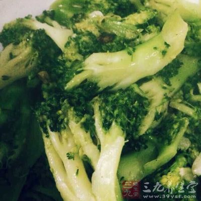 將西蘭花、香菇、臘肉、黑木耳、胡蘿卜分別洗淨，切開小塊備用