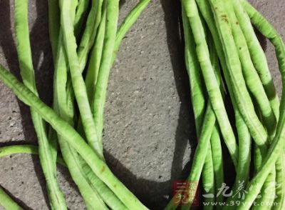 下入土豆塊和長豆角炒一會兒，加入老抽和鹽