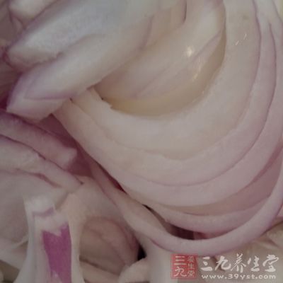 將洋蔥切片備用