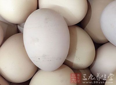 嫩鮮藕300克，豆沙餡150克，雞蛋1個，面粉適量