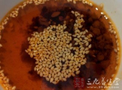 豬油或雞鴨油50克，芝麻辣椒油25克，精鹽1.5克