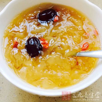 銀耳、菊花各10克，糯米60克