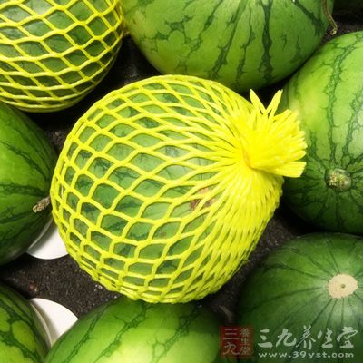 西瓜用水洗淨後，用刀切開