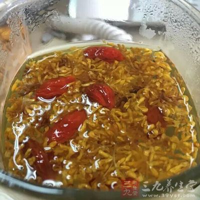 將干燥的桂花和茶葉按照1比2的比例放入杯子中