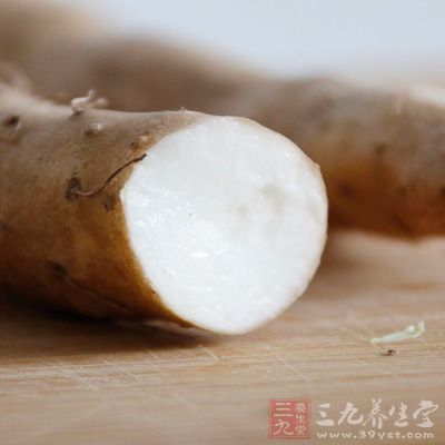粳米100克，鮮山藥50克，枸杞15克