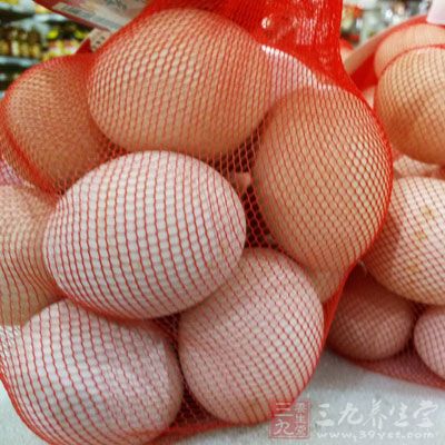 青蒜苗、雞蛋、青椒、姜、生抽、食用油、五香粉、鹽