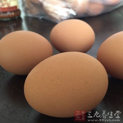 蒜苗，雞蛋兩個