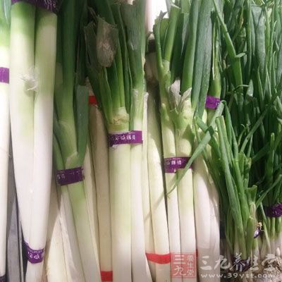 肘子一個、土豆仔1斤、大蔥1節、姜3克 肘子一個、土豆仔1斤、大蔥1節、姜3克