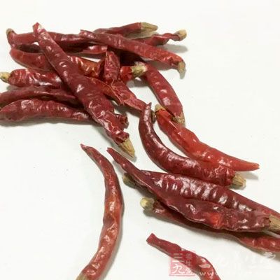 蔥姜蒜切片,干辣椒洗淨 蔥姜蒜切片,干辣椒洗淨