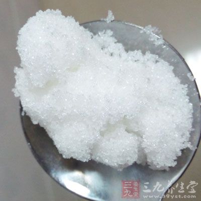 切好的梅菜用白糖、油拌勻，放在肉上，續蒸5分鐘取出，滗出原汁