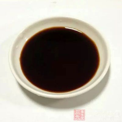 將五花肉撈出，然後在五花肉幾面都均勻抹上生抽，使肉上色